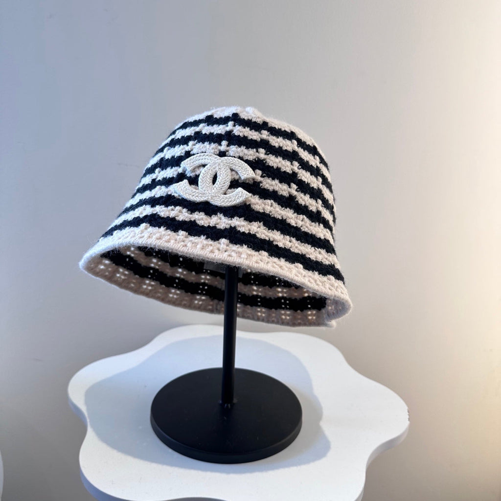 Chanel Simple New Fisherman's White Black in Wool Knitting 960051