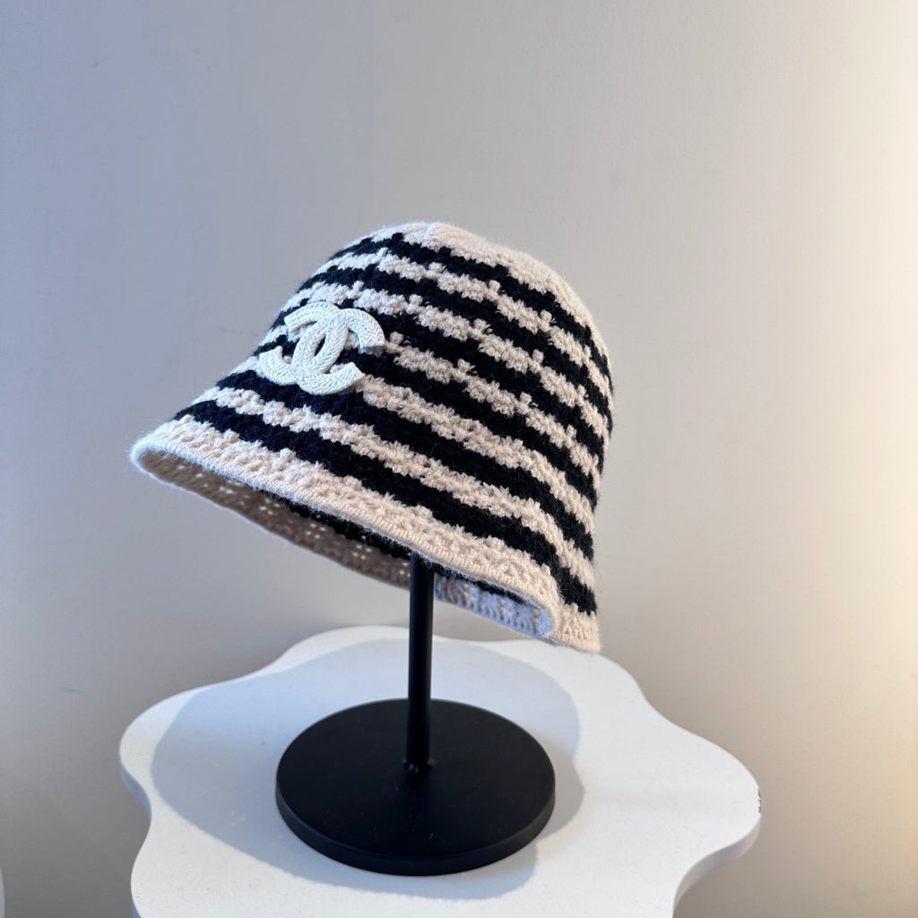 Chanel Simple New Fisherman's White Black in Wool Knitting 960051