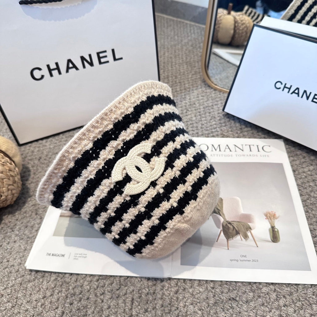Chanel Simple New Fisherman's White Black in Wool Knitting 960051