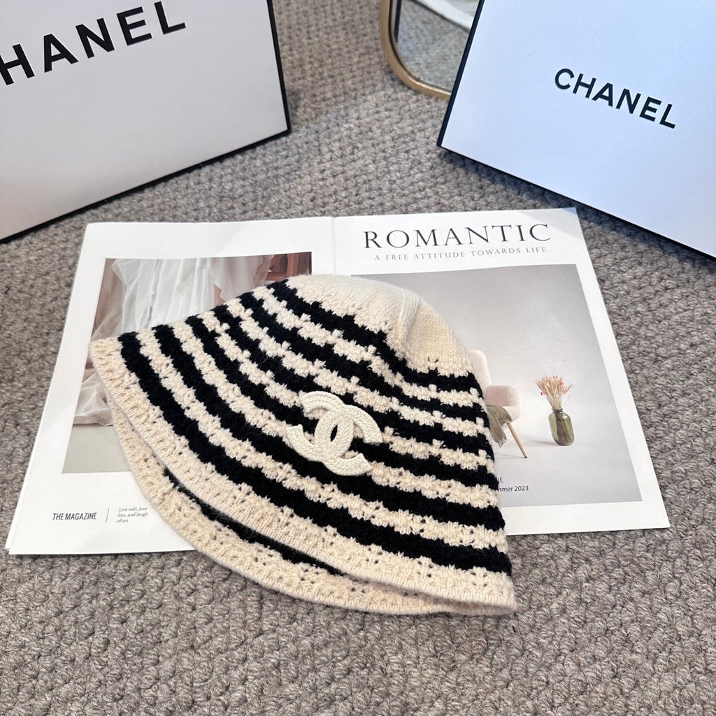 Chanel Simple New Fisherman's White Black in Wool Knitting 960051
