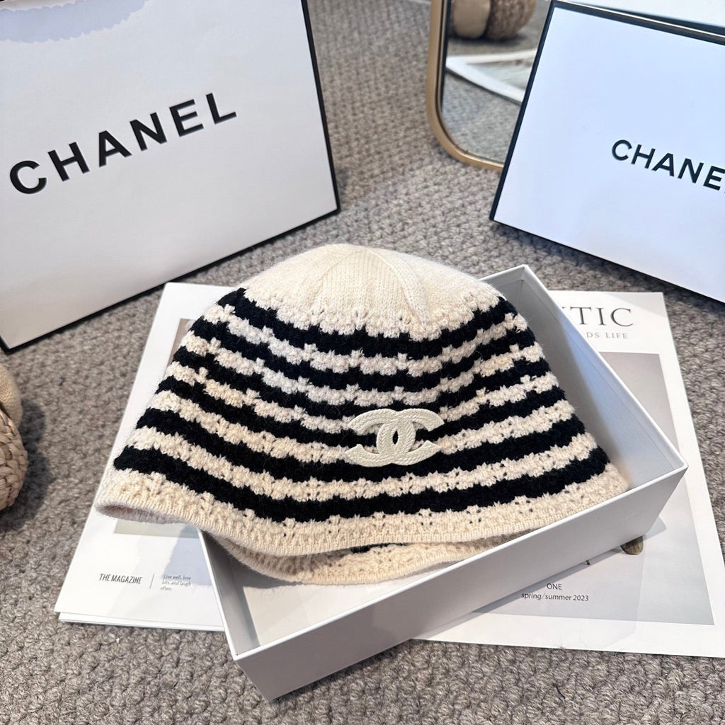 Chanel Simple New Fisherman's White Black in Wool Knitting 960051