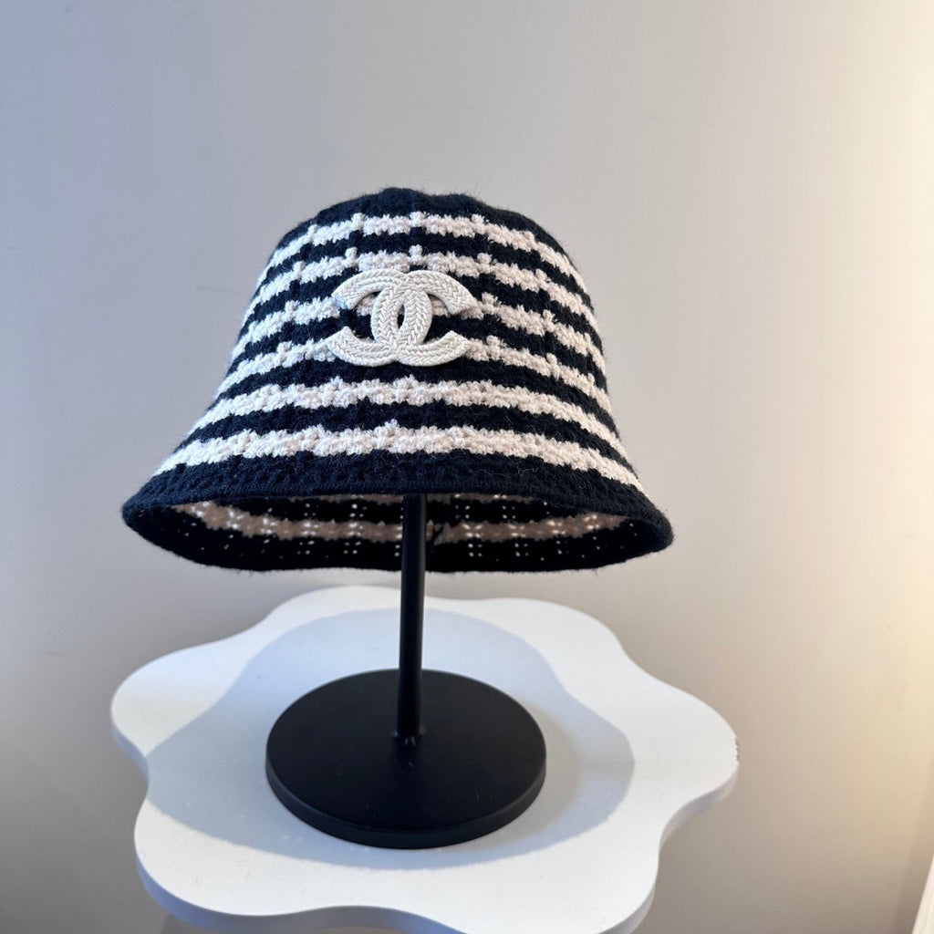 Chanel Simple New Fisherman's Black White  in Wool Knitting 960053