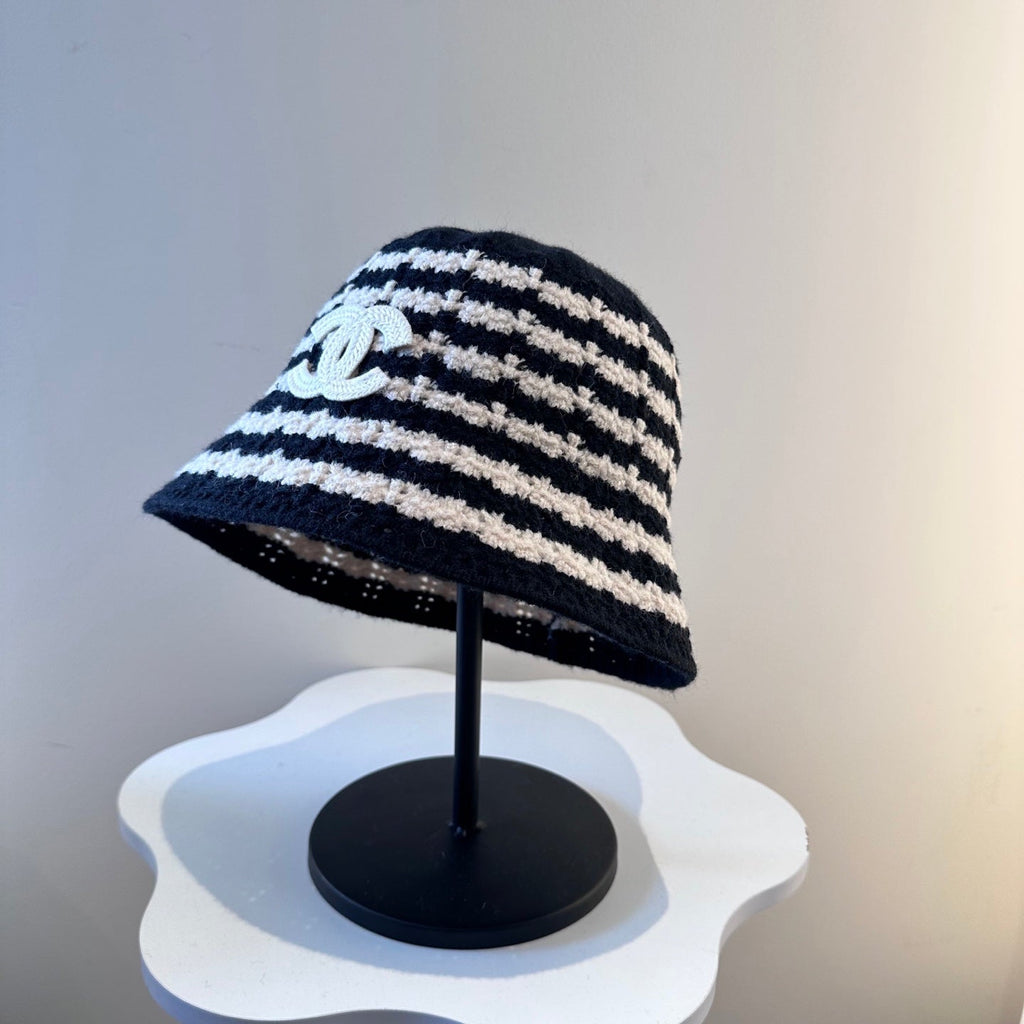 Chanel Simple New Fisherman's Black White  in Wool Knitting 960053