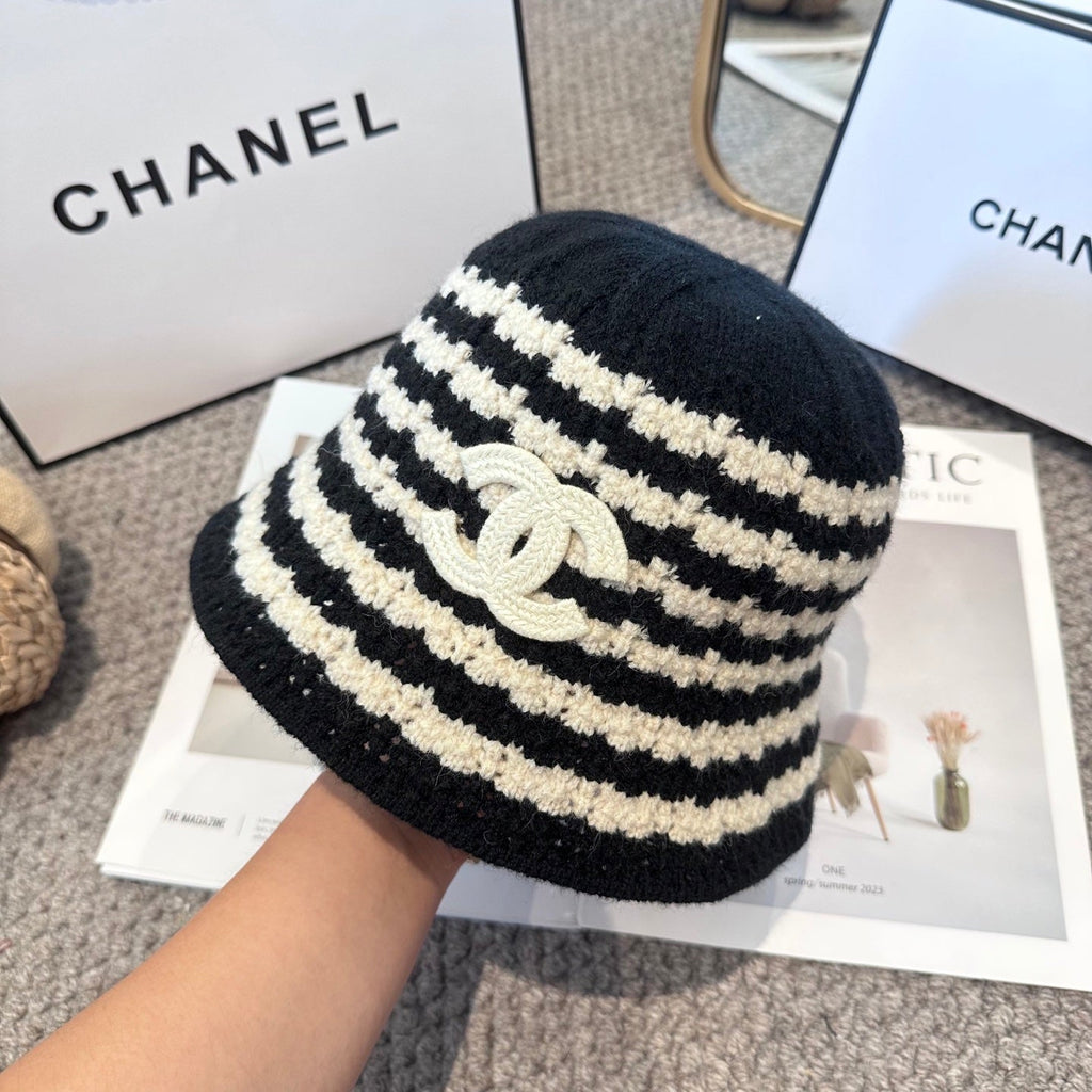 Chanel Simple New Fisherman's Black White  in Wool Knitting 960053