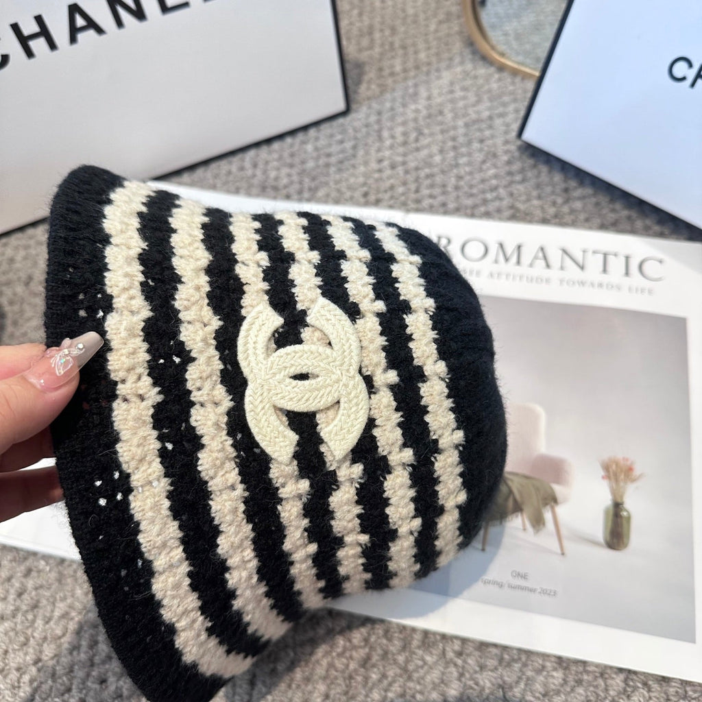 Chanel Simple New Fisherman's Black White  in Wool Knitting 960053