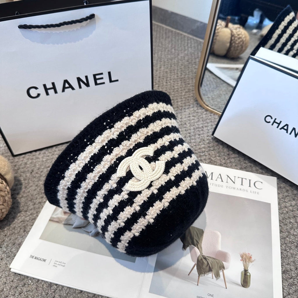 Chanel Simple New Fisherman's Black White  in Wool Knitting 960053