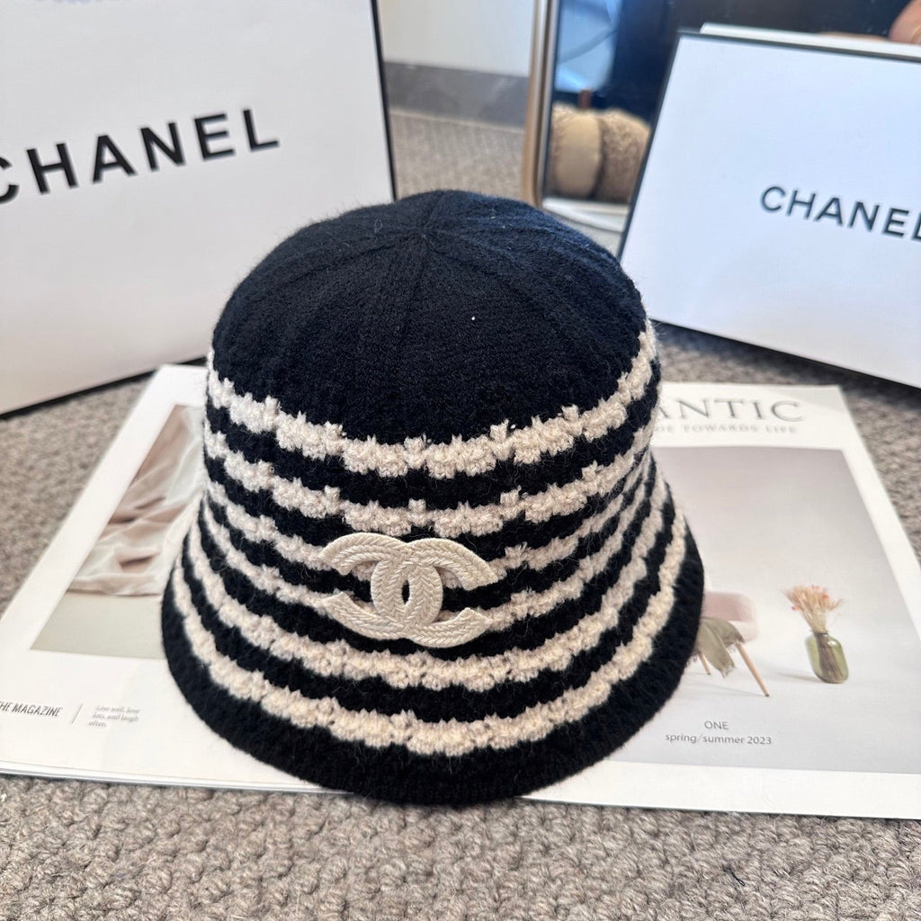Chanel Simple New Fisherman's Black White  in Wool Knitting 960053