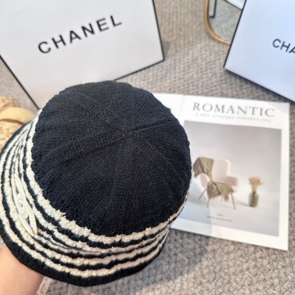Chanel Simple New Fisherman's Black White  in Wool Knitting 960053