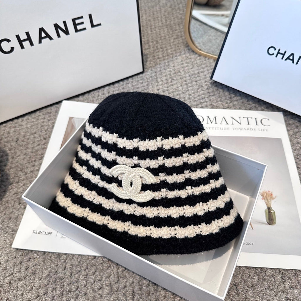 Chanel Simple New Fisherman's Black White  in Wool Knitting 960053