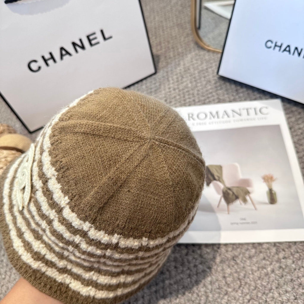 Chanel Simple New Fisherman's Brown White  in Wool Knitting 960052