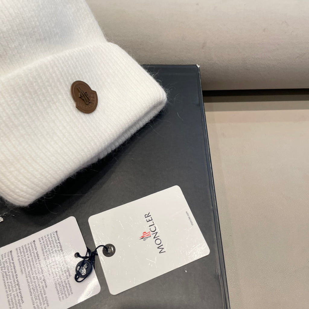 Moncler Classic White Knit Hat in Cashmere 980190