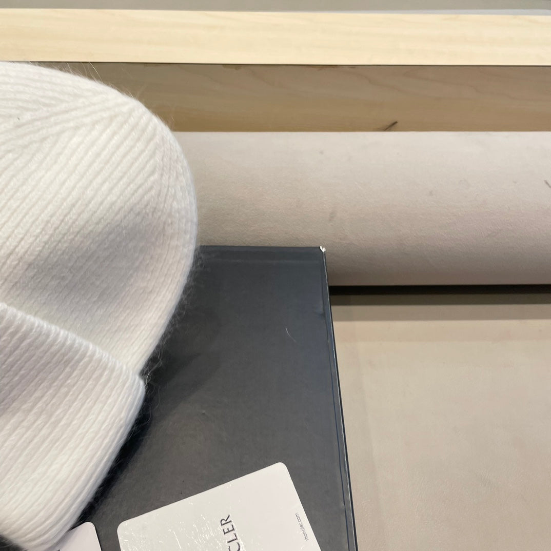 Moncler Classic White Knit Hat in Cashmere 980190