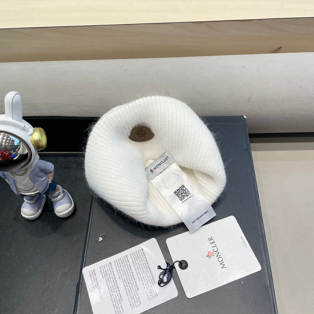Moncler Classic White Knit Hat in Cashmere 980190