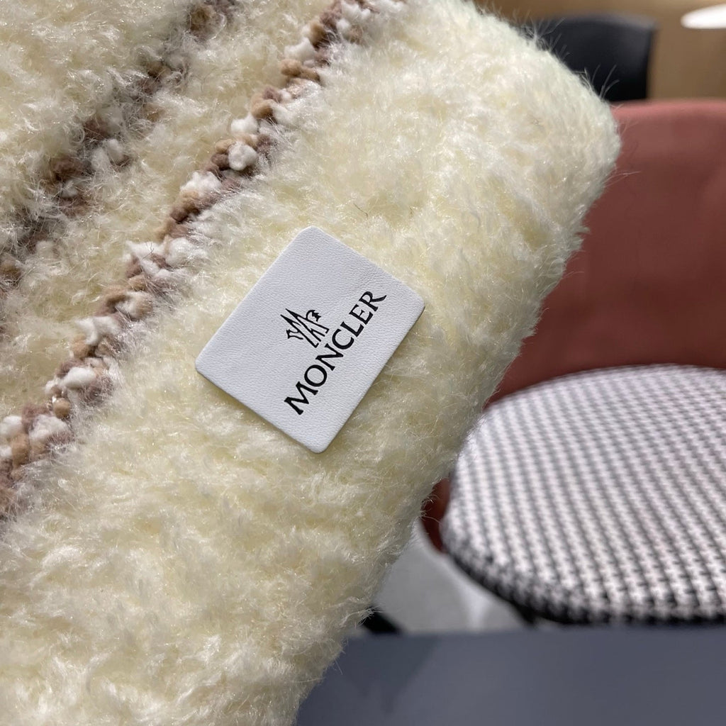 Moncler Cute Bear Fleece-Lined Warm Knitted White Hat 980004