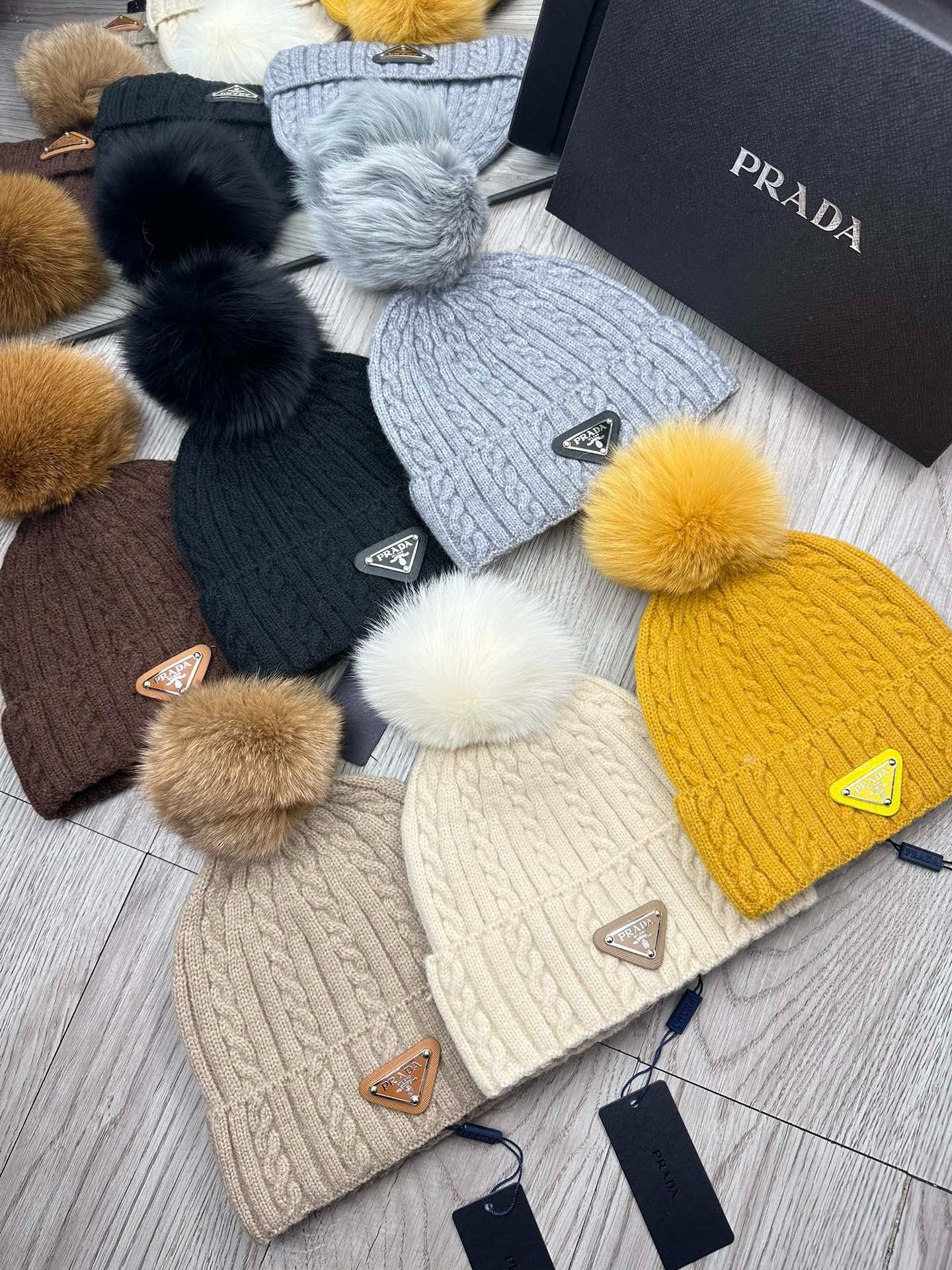 BEANIE HAT IN DOVE GRAY WOOL 352363