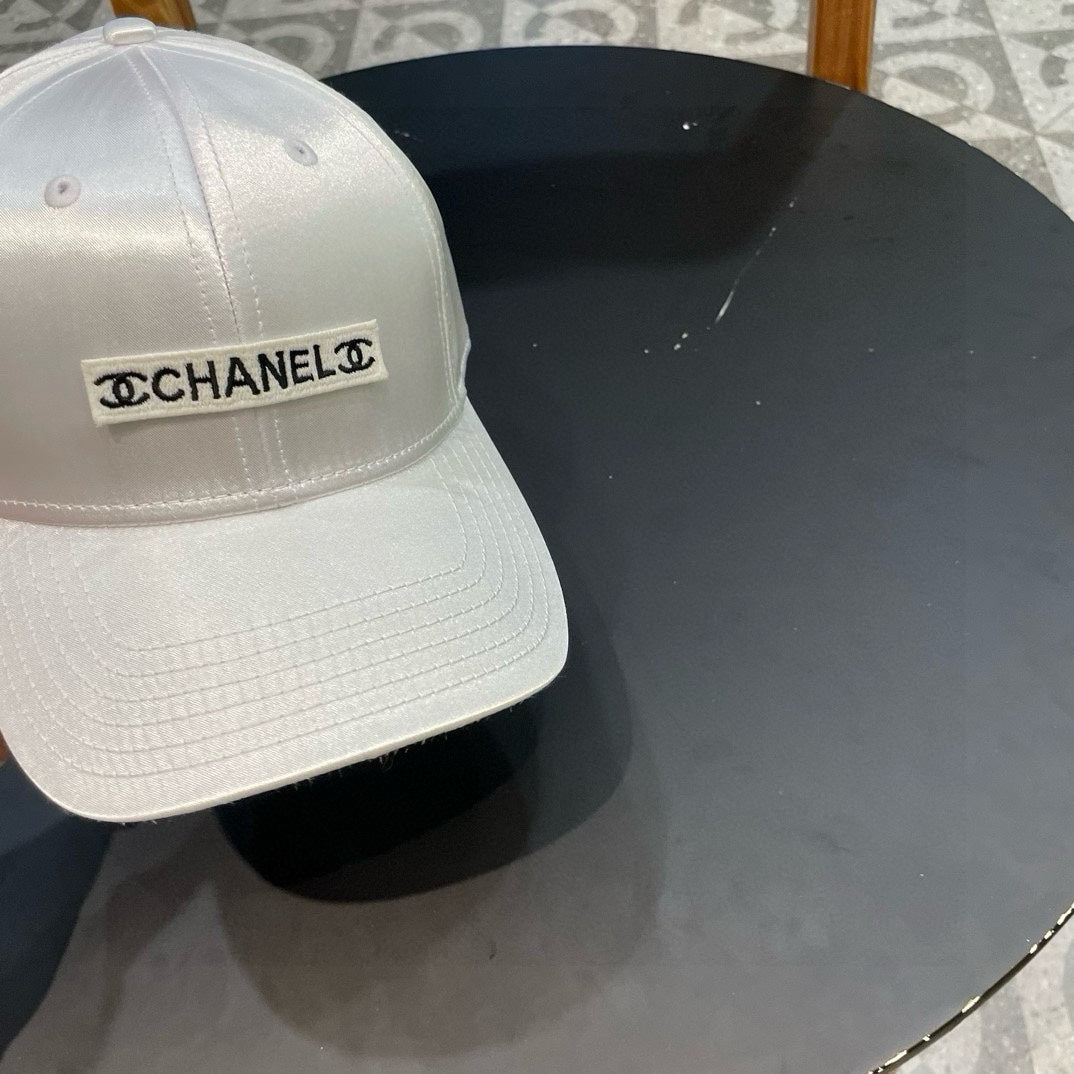 BASEBALL HAT IN PALE GRAY SILK SATIN 404863