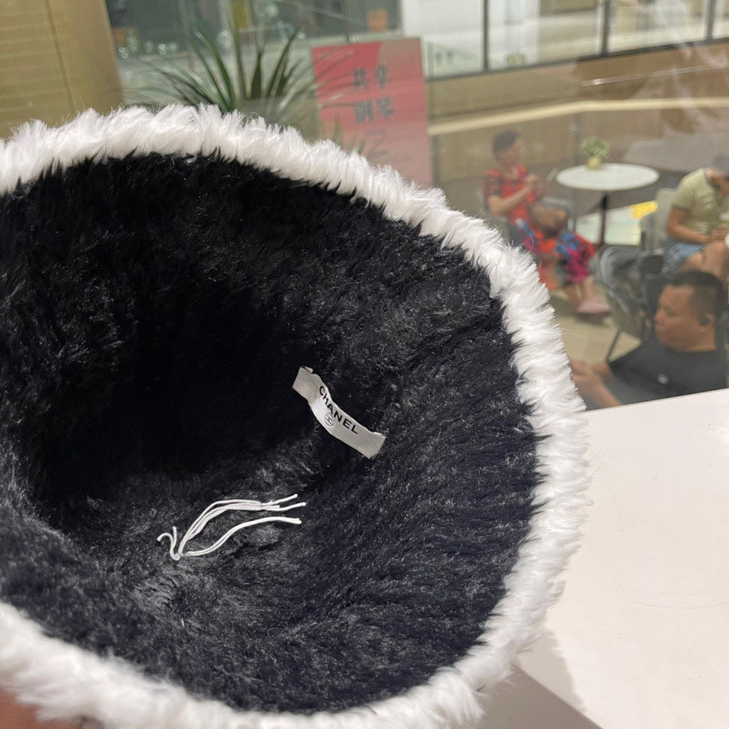 BUCKET HAT IN BLACK MIX WHITE LAMB FUR 420892