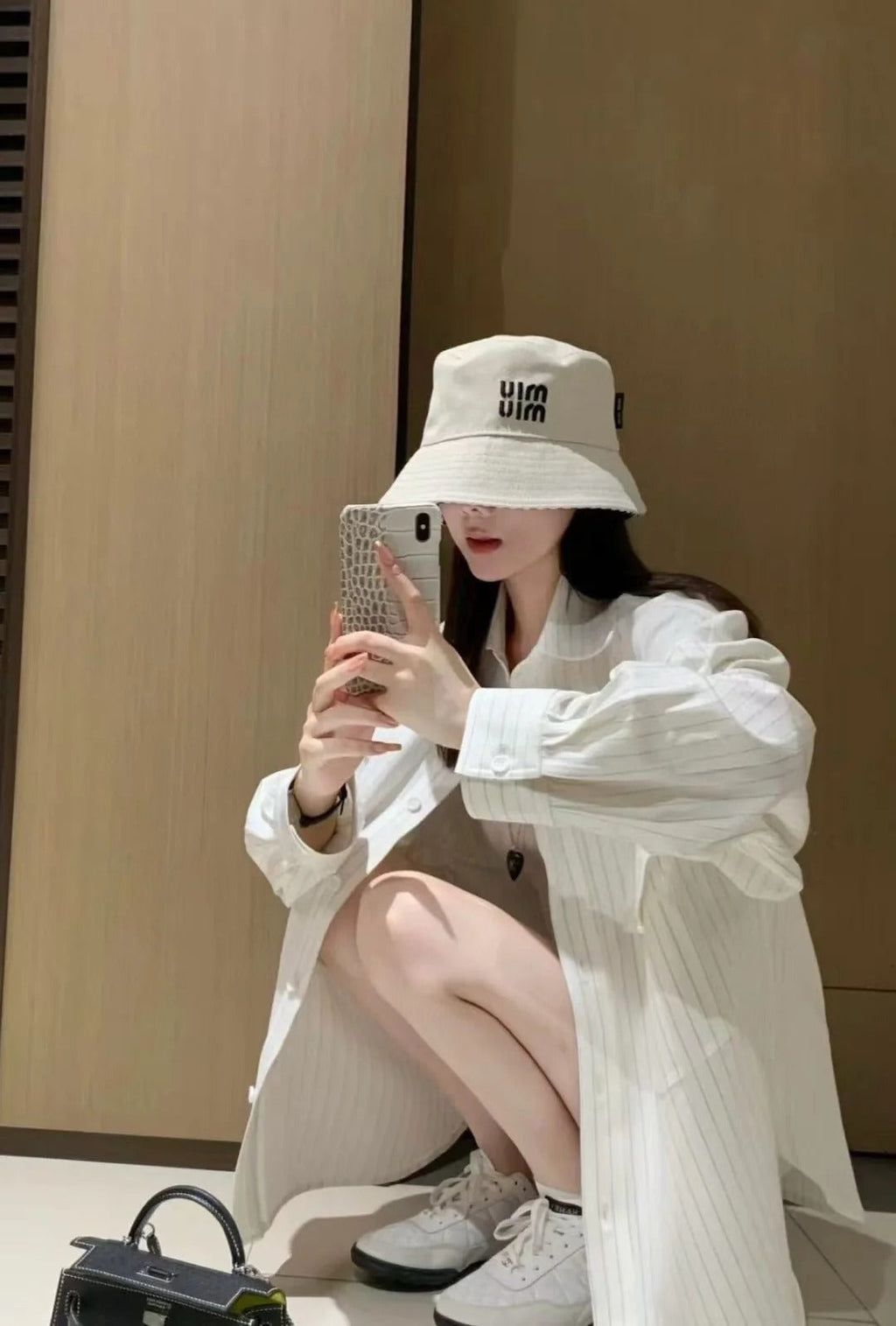 MM CLASSIC REVERSIBLE BUCKET HAT IN LIGHT BEIGE AND BLACK FABRIC