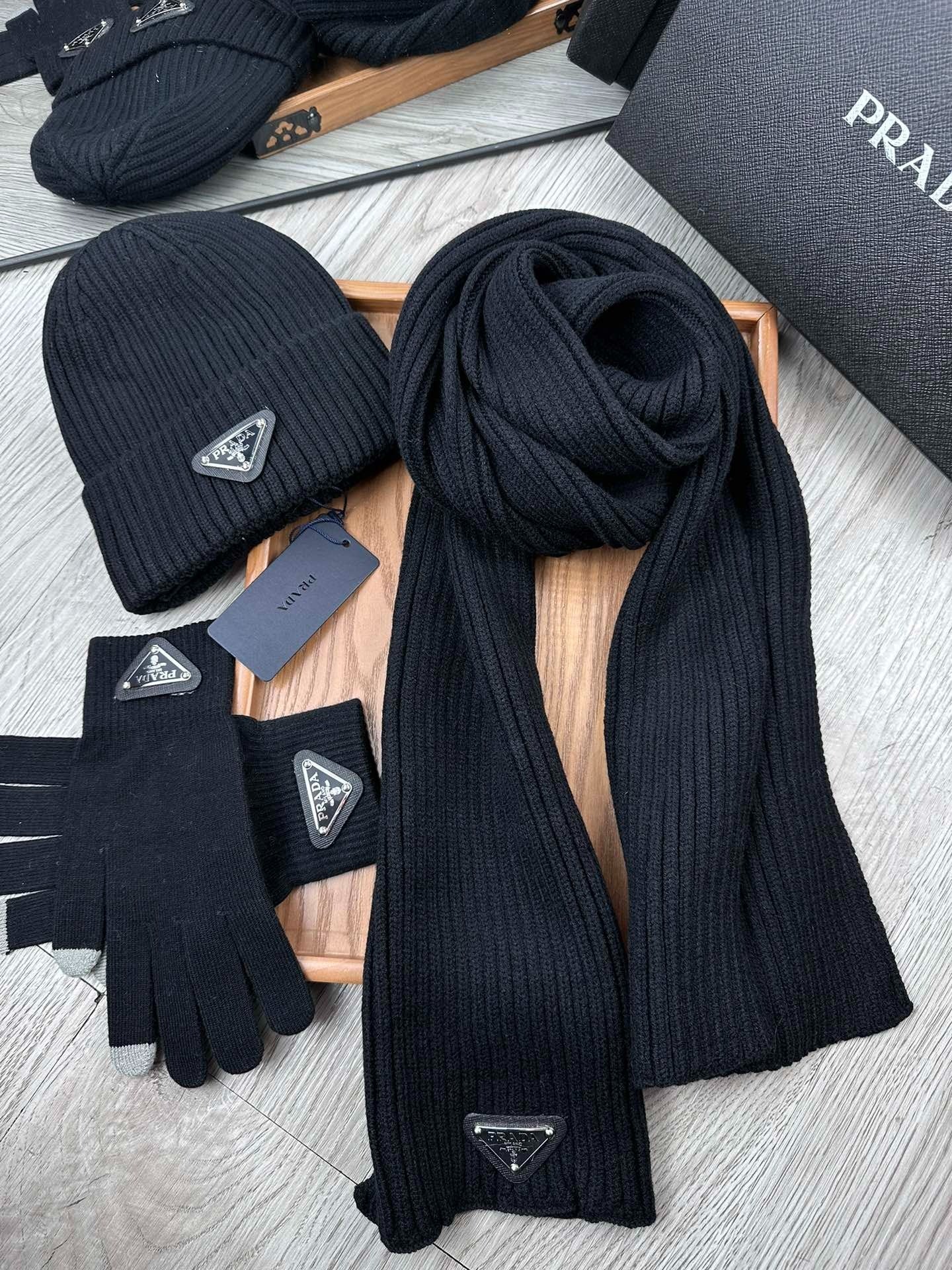 THREE-PIECES SET IN BLACK WOOL AND ACRYLIC 406558