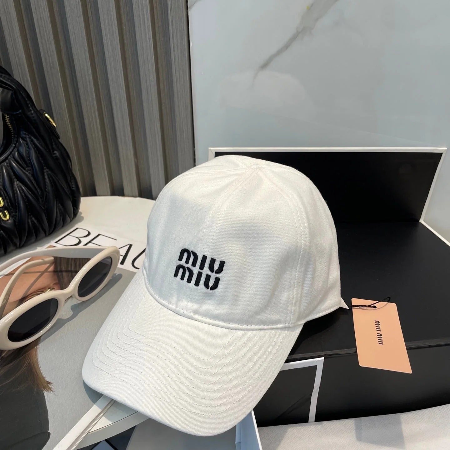 MM BASEBALL CAP IN WHITE FABRIC BRAND EMBROIDERY