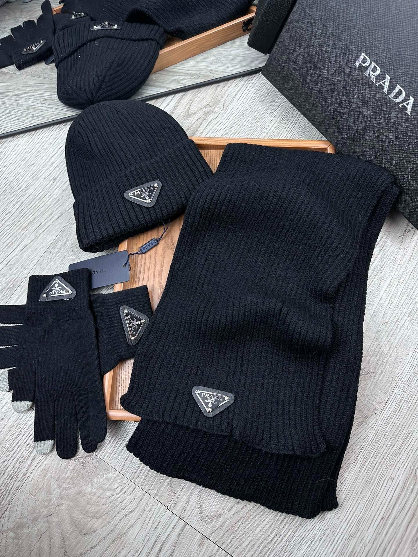 THREE-PIECES SET IN BLACK WOOL AND ACRYLIC 406558