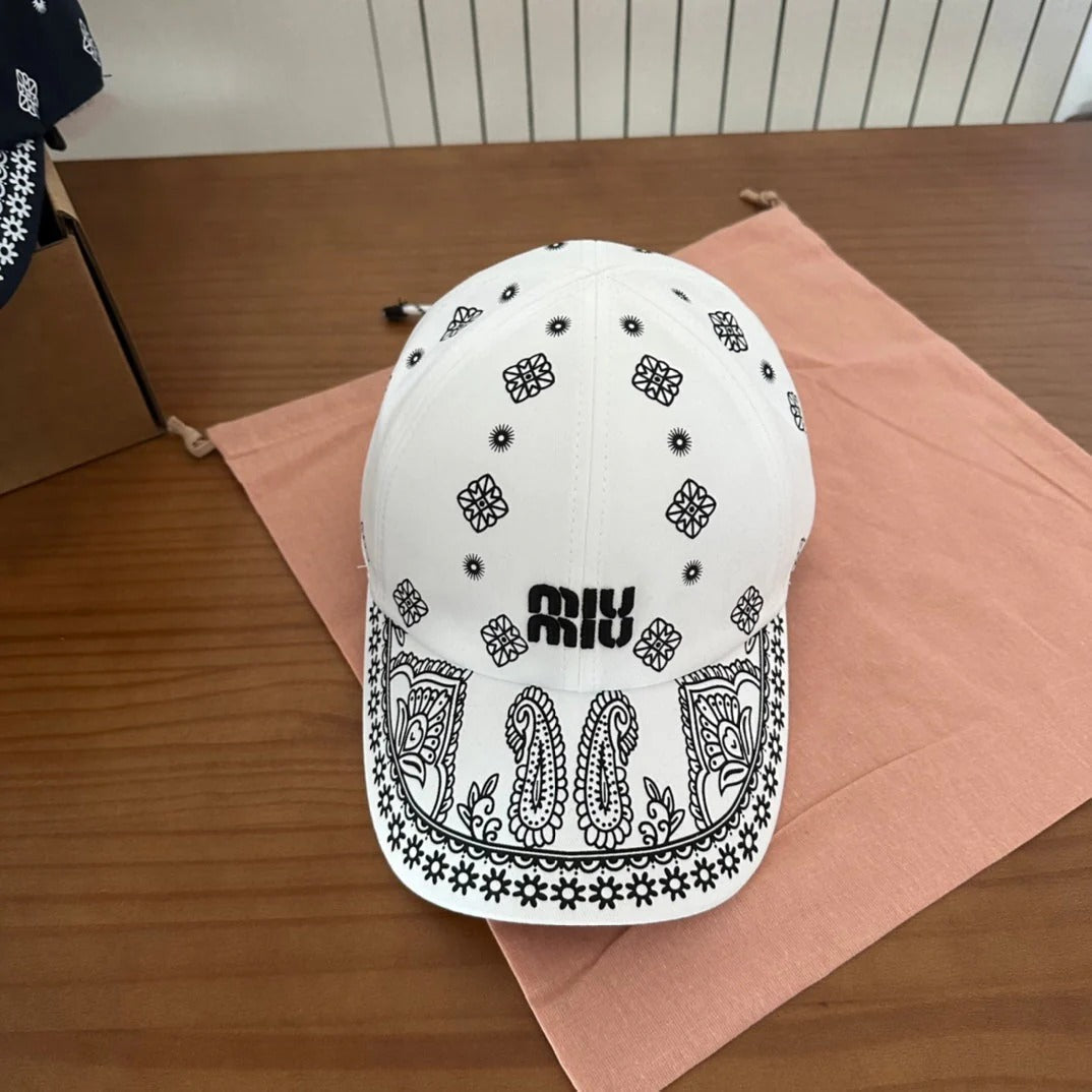 MM BASEBALL CAP IN WHITE WITH WHITE EMBROIDERED PATTERN