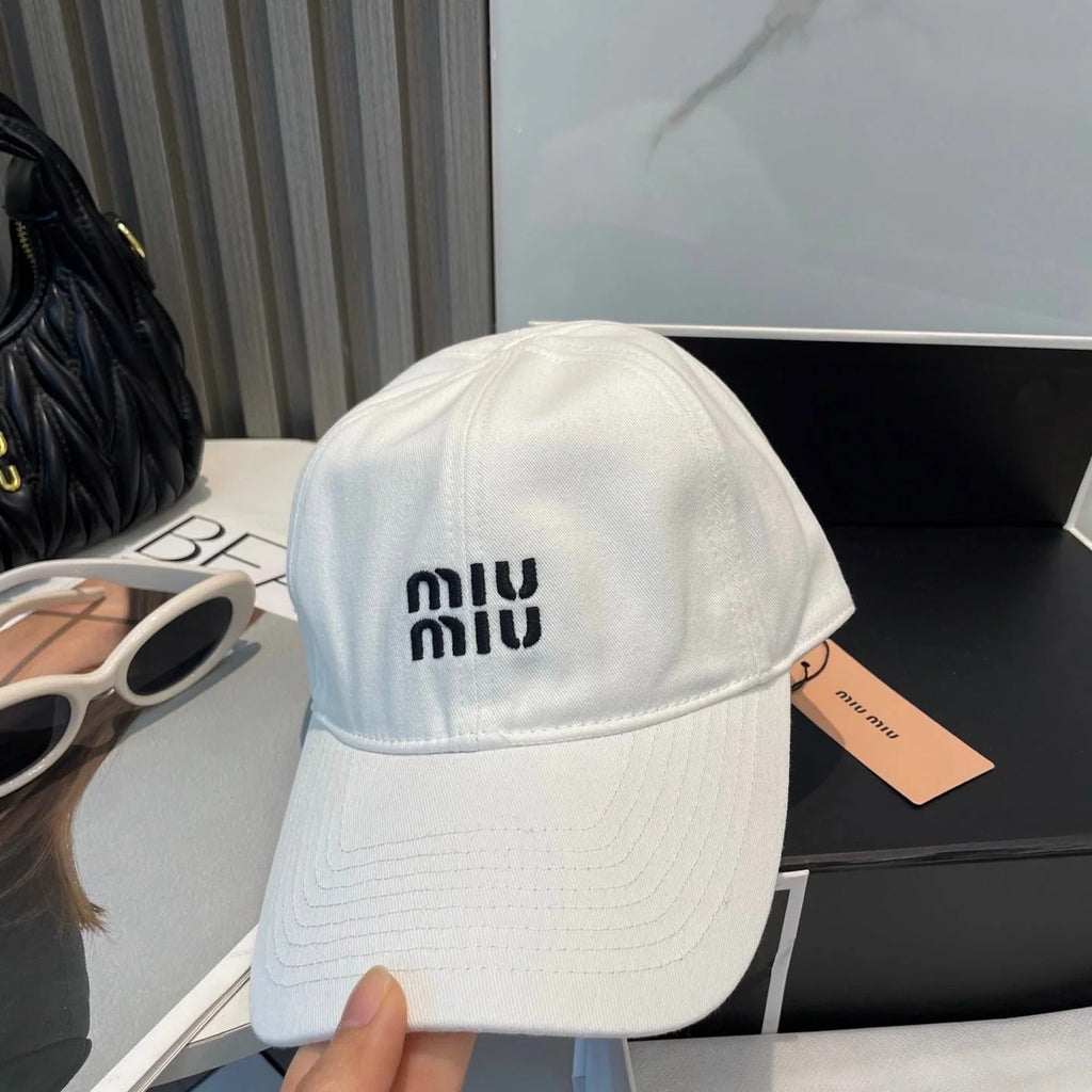 MM BASEBALL CAP IN WHITE FABRIC BRAND EMBROIDERY